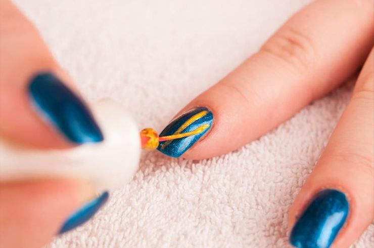 青色のネイル
