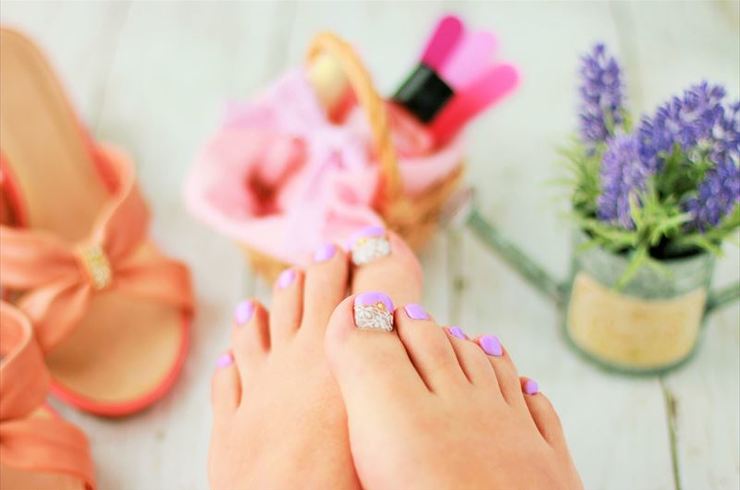 丁寧なフットネイル